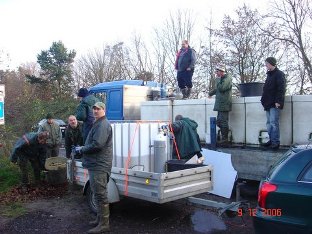 Umladen von Fischen vom Transporter.