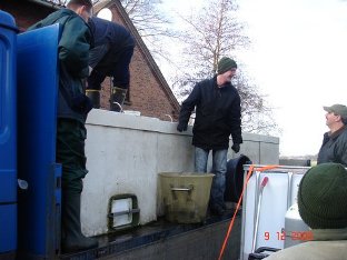 Abladen vom Transportfahrzeug.