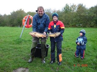 Zwei sch�ne Spiegelkarpfen kritisch begutachtet vom kleinen "Fischmeister".